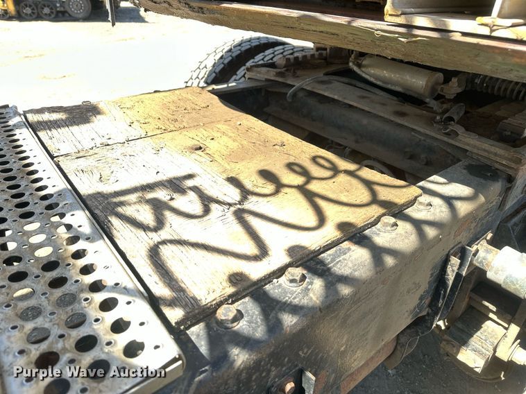 image for item DT7138 1986 Freightliner FLT semi truck