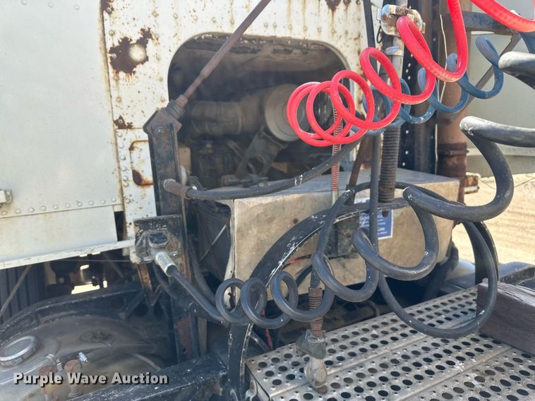 image for item DT7138 1986 Freightliner FLT semi truck