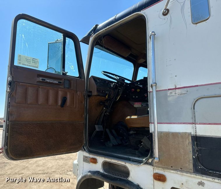 image for item DT7138 1986 Freightliner FLT semi truck