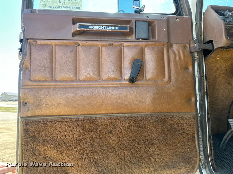 image for item DT7138 1986 Freightliner FLT semi truck