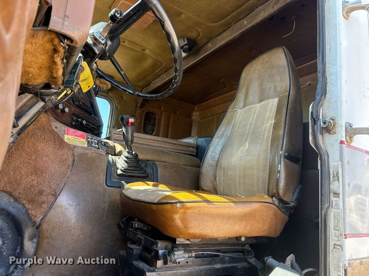 image for item DT7138 1986 Freightliner FLT semi truck