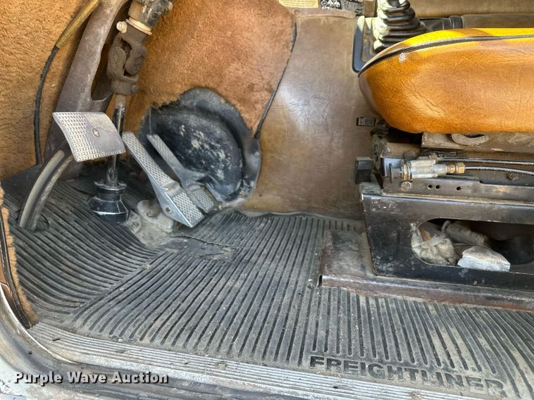 image for item DT7138 1986 Freightliner FLT semi truck