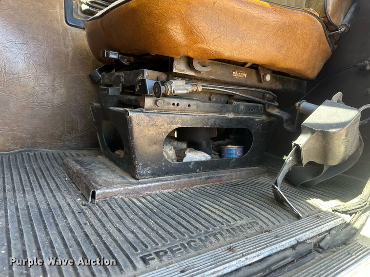 image for item DT7138 1986 Freightliner FLT semi truck