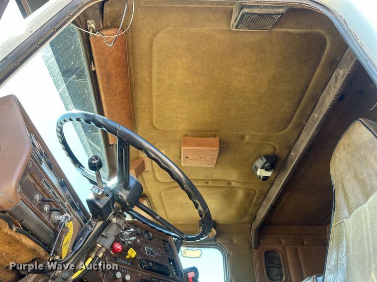 image for item DT7138 1986 Freightliner FLT semi truck