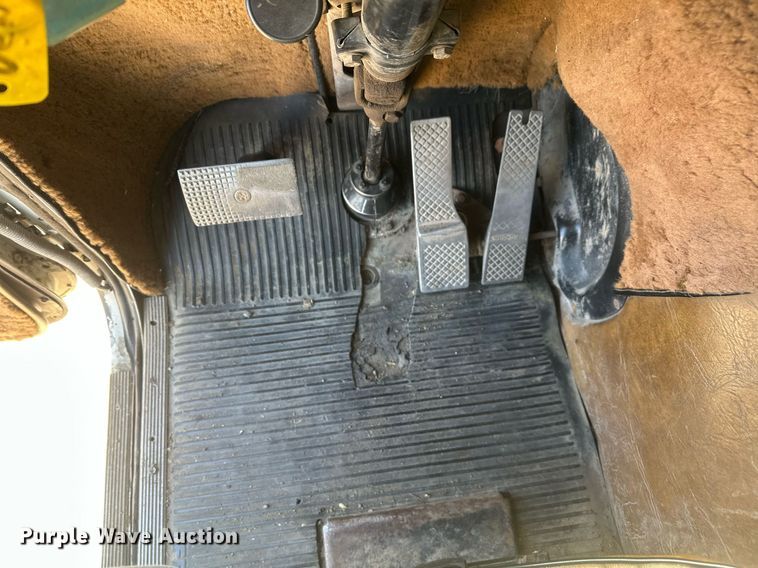 image for item DT7138 1986 Freightliner FLT semi truck