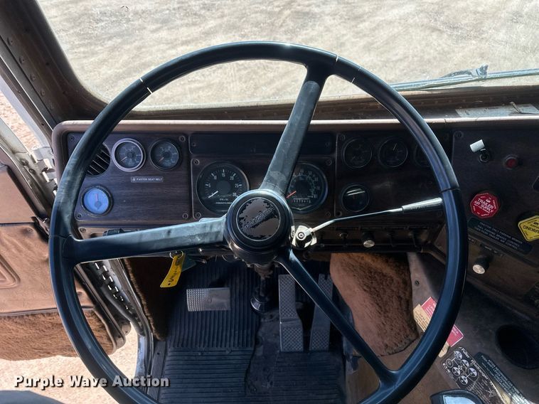 image for item DT7138 1986 Freightliner FLT semi truck