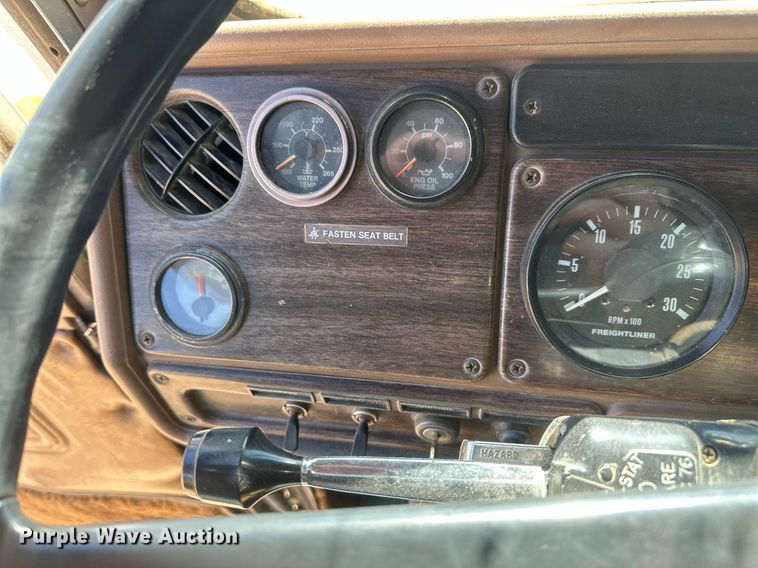 image for item DT7138 1986 Freightliner FLT semi truck