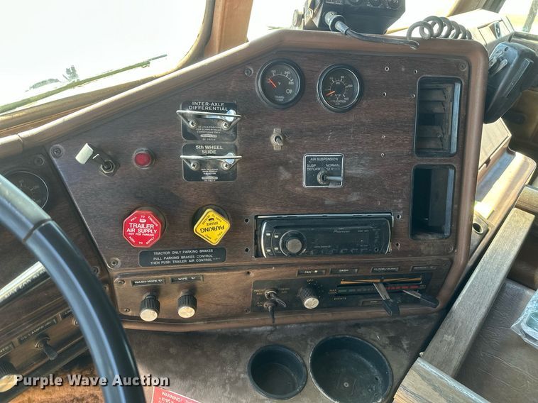 image for item DT7138 1986 Freightliner FLT semi truck