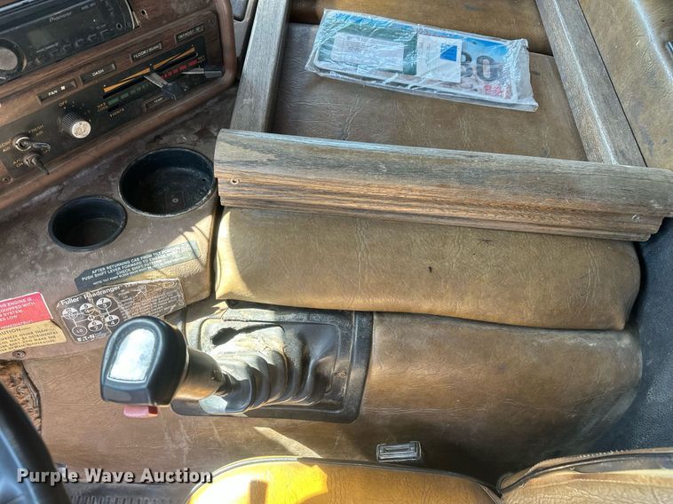 image for item DT7138 1986 Freightliner FLT semi truck