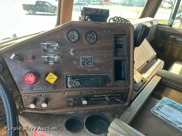 image for item DT7138 1986 Freightliner FLT semi truck