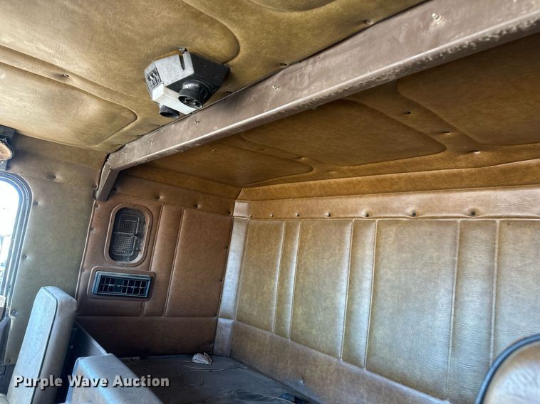 image for item DT7138 1986 Freightliner FLT semi truck