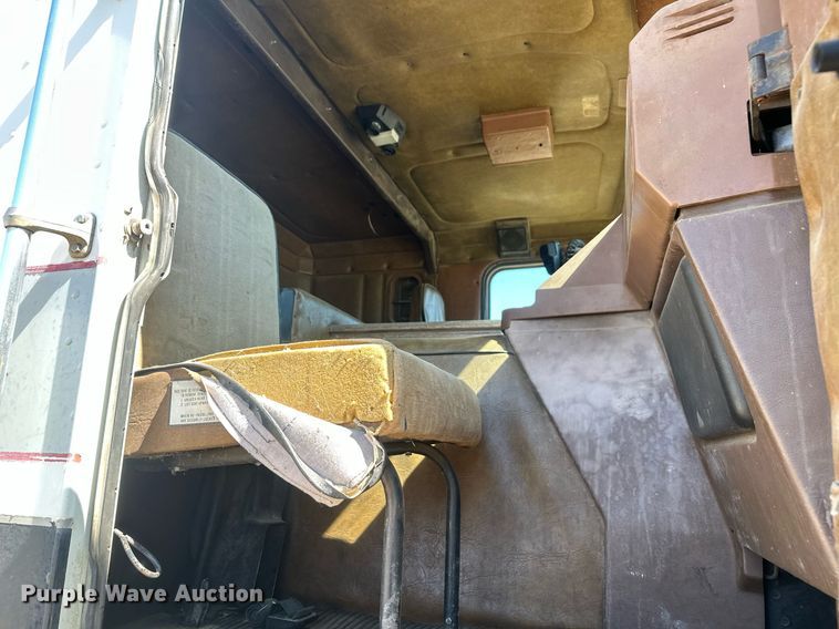 image for item DT7138 1986 Freightliner FLT semi truck