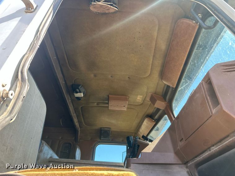 image for item DT7138 1986 Freightliner FLT semi truck