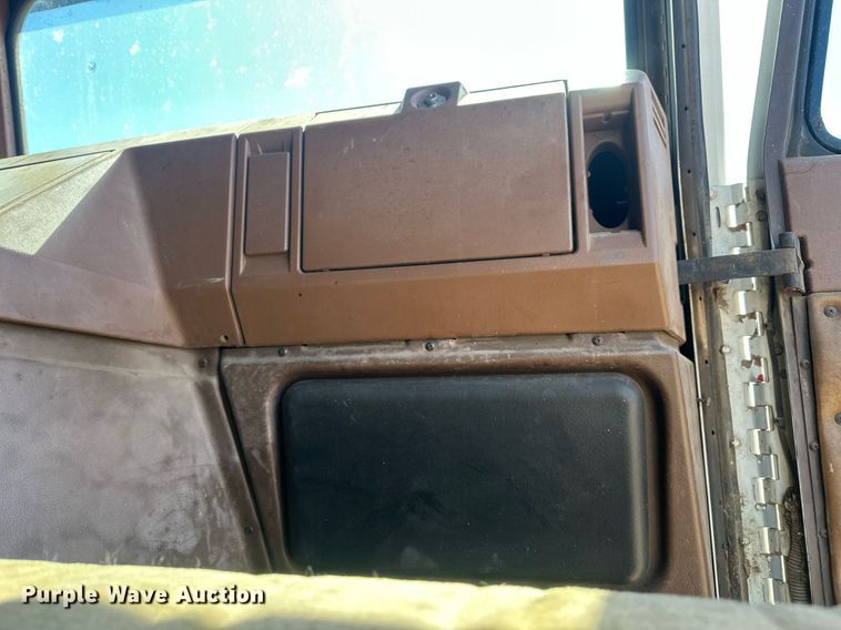 image for item DT7138 1986 Freightliner FLT semi truck