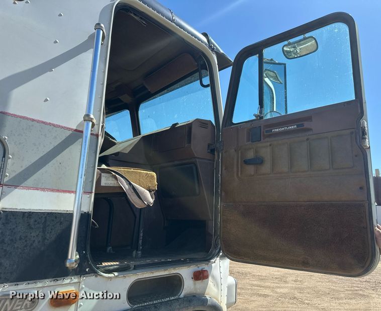 image for item DT7138 1986 Freightliner FLT semi truck