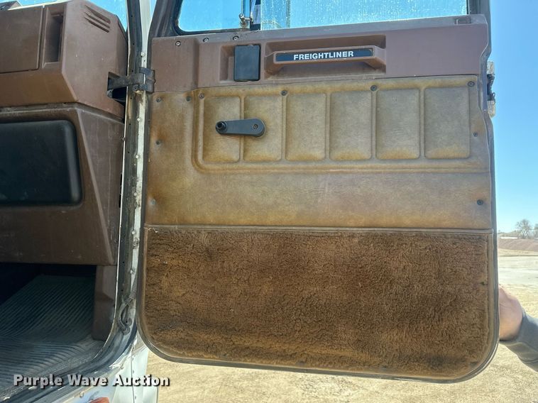 image for item DT7138 1986 Freightliner FLT semi truck