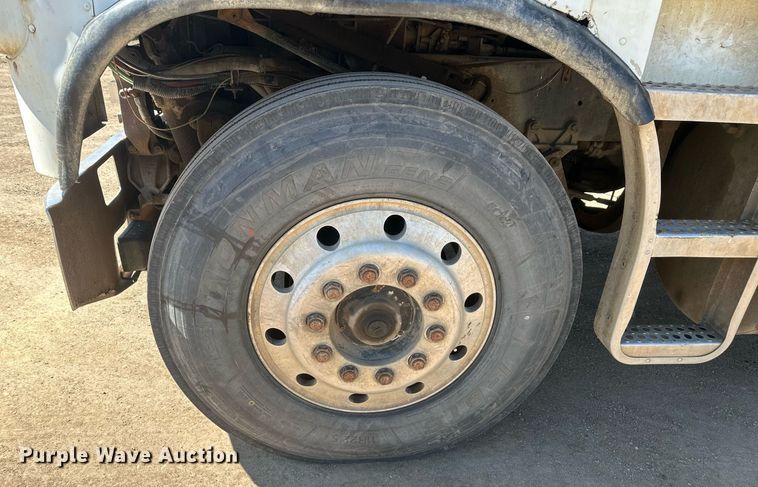 image for item DT7138 1986 Freightliner FLT semi truck