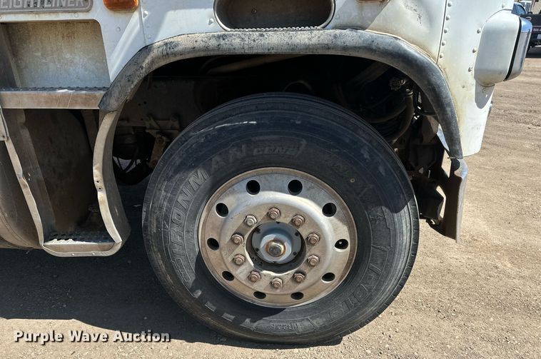 image for item DT7138 1986 Freightliner FLT semi truck