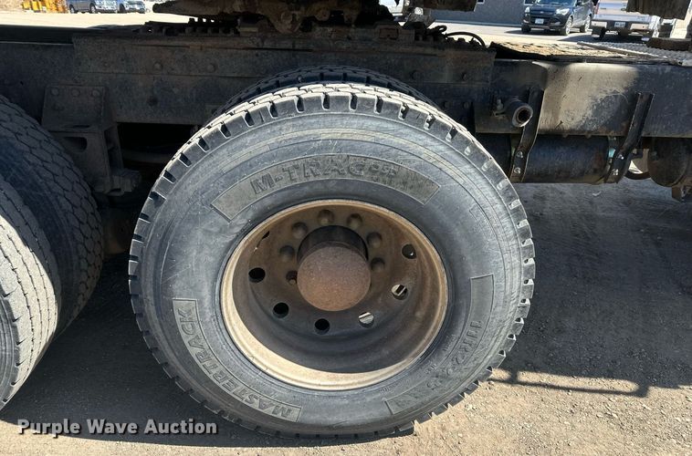 image for item DT7138 1986 Freightliner FLT semi truck