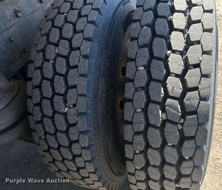 image for item DT7138 1986 Freightliner FLT semi truck