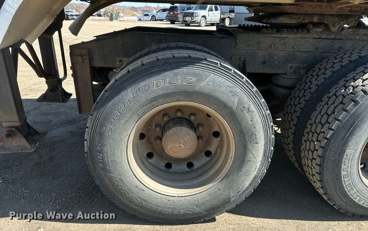 image for item DT7138 1986 Freightliner FLT semi truck