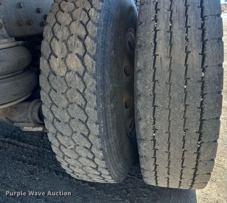 image for item DT7138 1986 Freightliner FLT semi truck