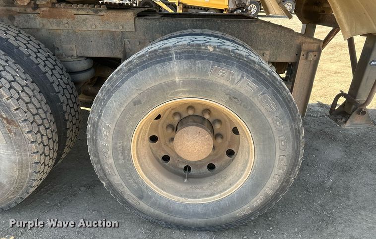 image for item DT7138 1986 Freightliner FLT semi truck