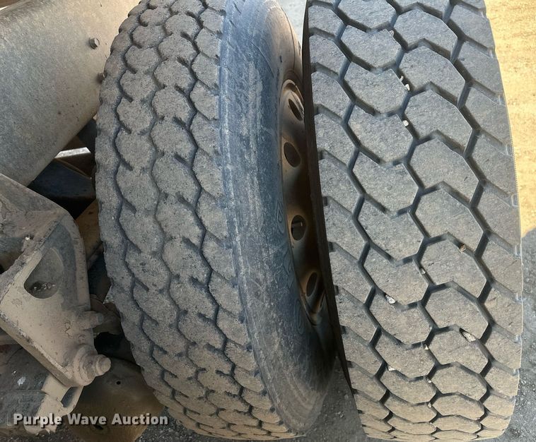 image for item DT7138 1986 Freightliner FLT semi truck