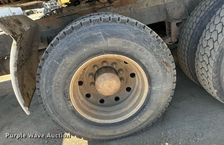 image for item DT7138 1986 Freightliner FLT semi truck