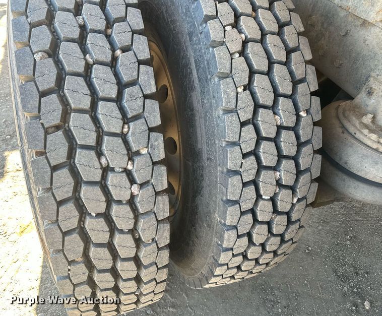 image for item DT7138 1986 Freightliner FLT semi truck