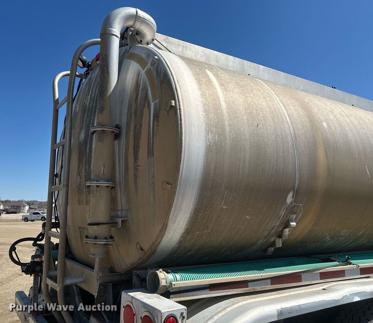 image for item DT7139 1975 Trailmobile F14S4CCH-4 tank trailer