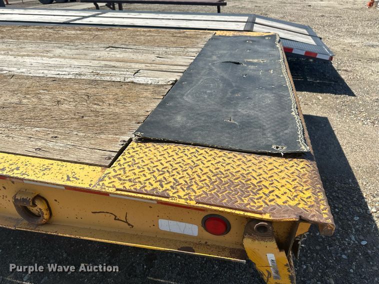 image for item DT7142 1996 Dakota D20T28 flatbed trailer