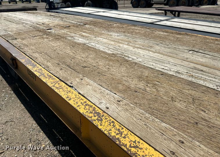 image for item DT7142 1996 Dakota D20T28 flatbed trailer