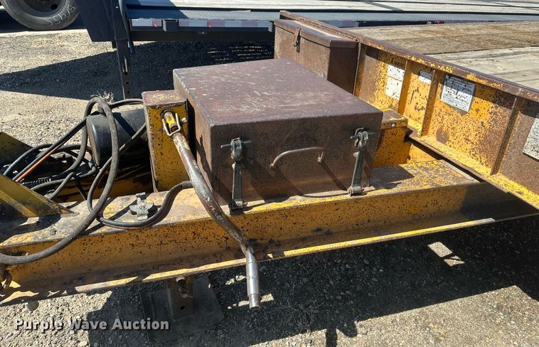 image for item DT7142 1996 Dakota D20T28 flatbed trailer