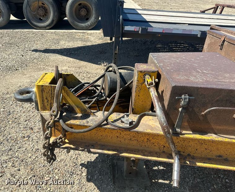 image for item DT7142 1996 Dakota D20T28 flatbed trailer