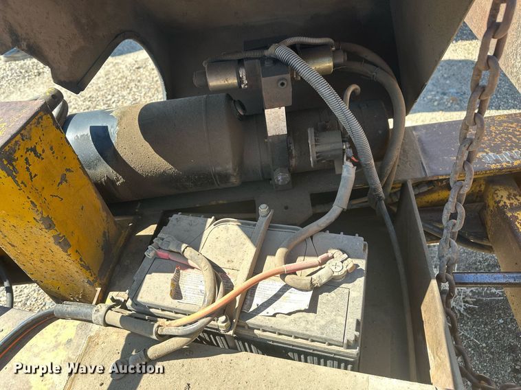 image for item DT7142 1996 Dakota D20T28 flatbed trailer