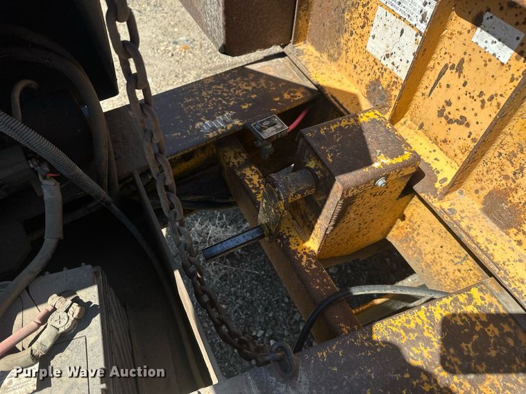 image for item DT7142 1996 Dakota D20T28 flatbed trailer