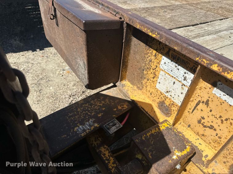 image for item DT7142 1996 Dakota D20T28 flatbed trailer