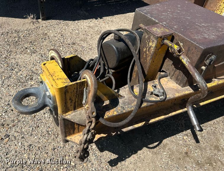 image for item DT7142 1996 Dakota D20T28 flatbed trailer