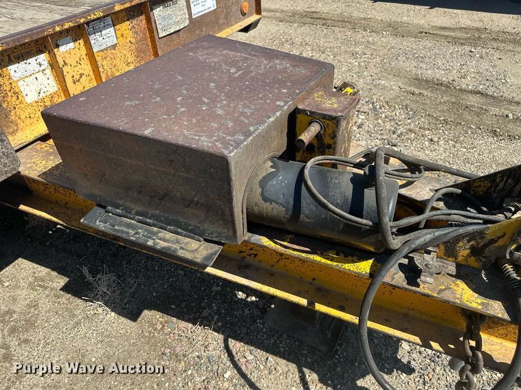 image for item DT7142 1996 Dakota D20T28 flatbed trailer