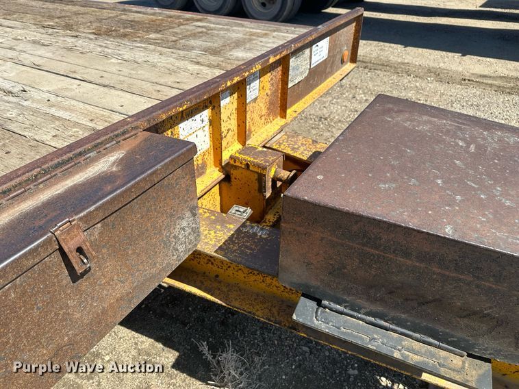 image for item DT7142 1996 Dakota D20T28 flatbed trailer