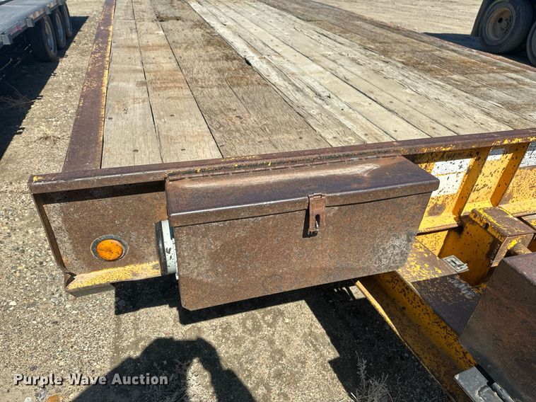 image for item DT7142 1996 Dakota D20T28 flatbed trailer