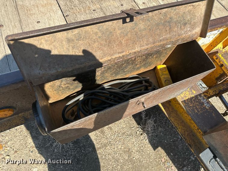 image for item DT7142 1996 Dakota D20T28 flatbed trailer