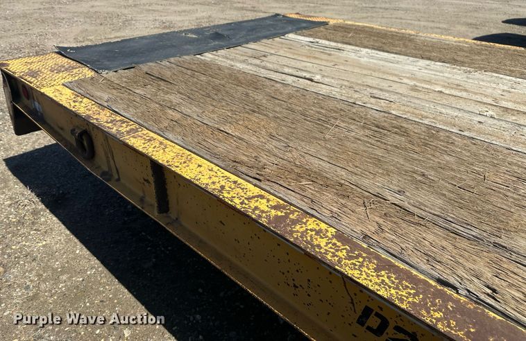 image for item DT7142 1996 Dakota D20T28 flatbed trailer