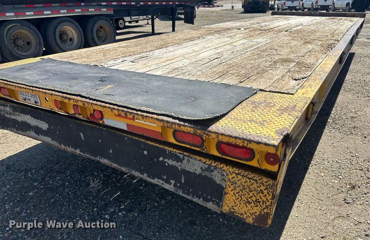 image for item DT7142 1996 Dakota D20T28 flatbed trailer
