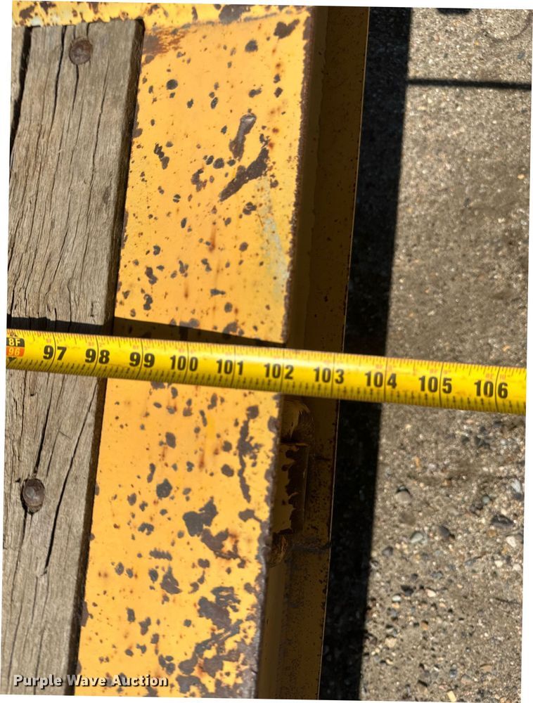 image for item DT7142 1996 Dakota D20T28 flatbed trailer