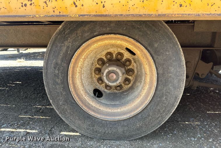 image for item DT7142 1996 Dakota D20T28 flatbed trailer