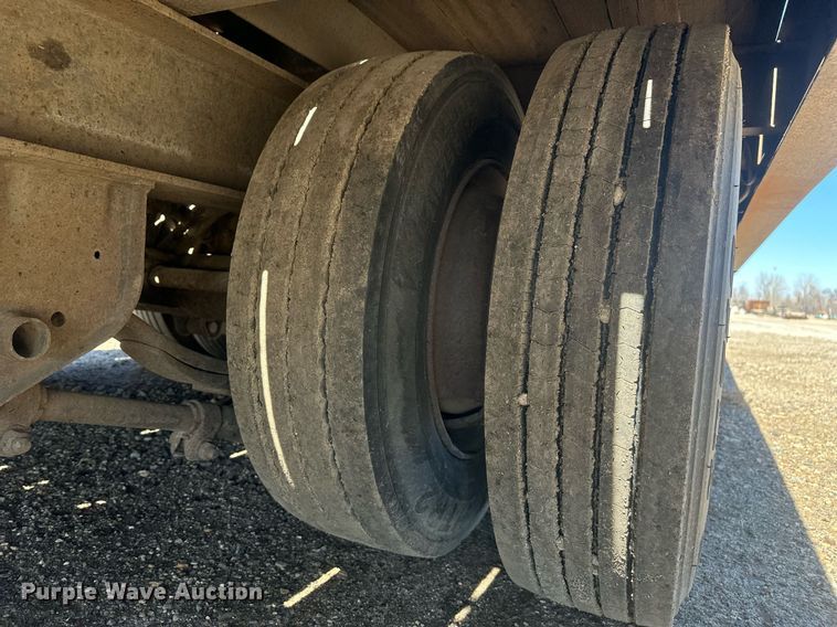 image for item DT7142 1996 Dakota D20T28 flatbed trailer