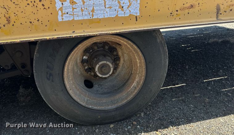 image for item DT7142 1996 Dakota D20T28 flatbed trailer