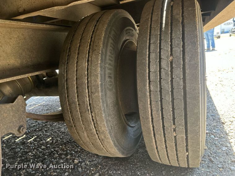 image for item DT7142 1996 Dakota D20T28 flatbed trailer